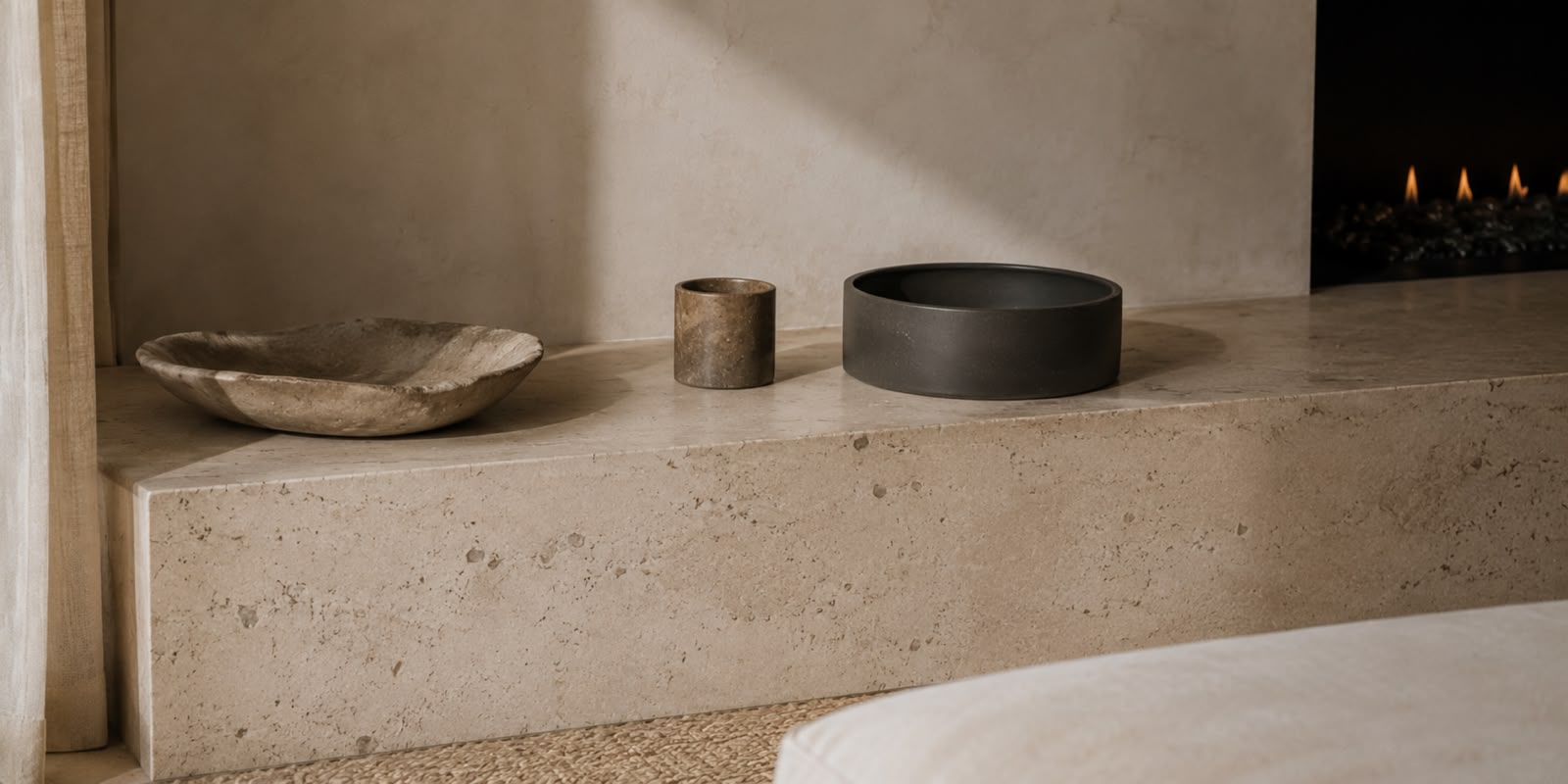 Atmósfera Calma — detalle de travertino con cuencos de piedra